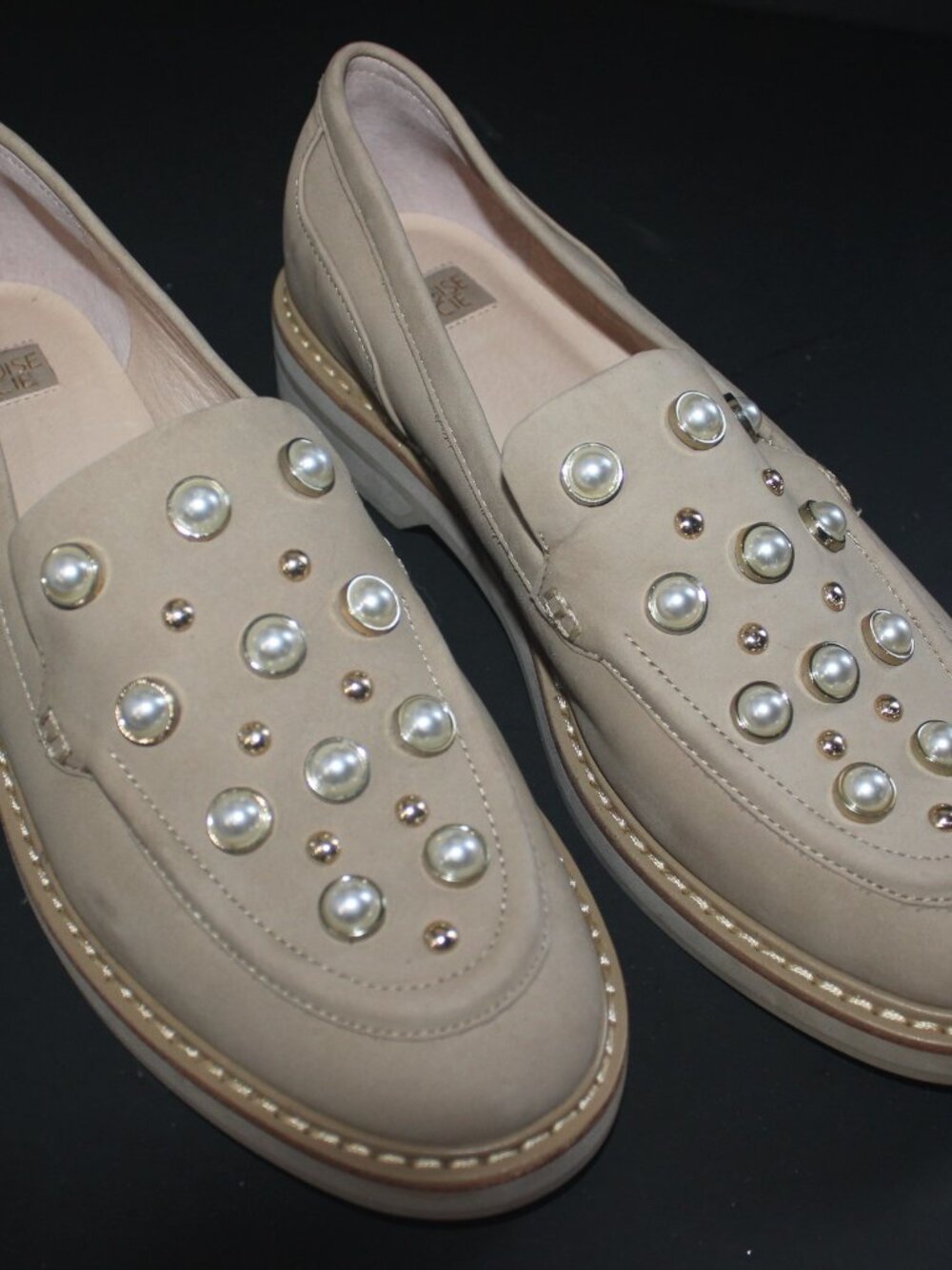 NWOB LOUISE ET CIE Womens cream  Loafers  Sz 8.5 with faux pearls and goldtone